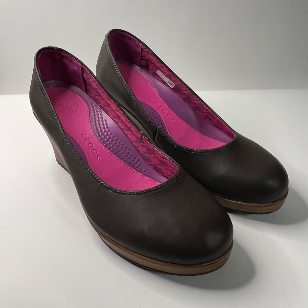CROCS women’s A-leigh Closed Toe Wedge shoes (wide)